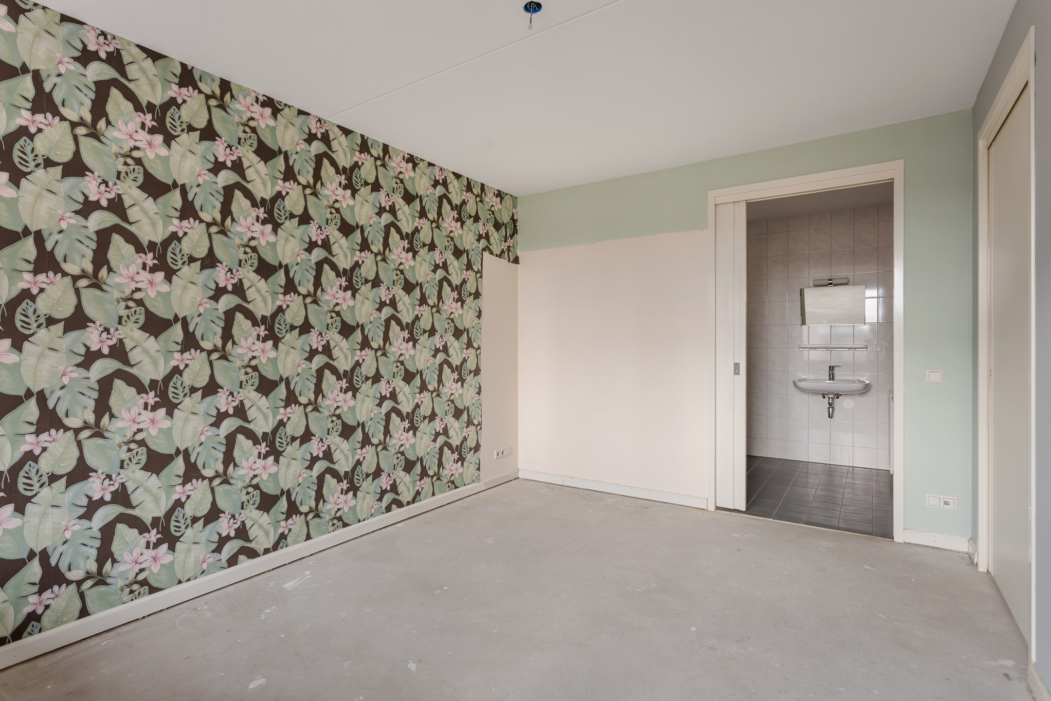 Slaapkamer met toegang tot de badkamer